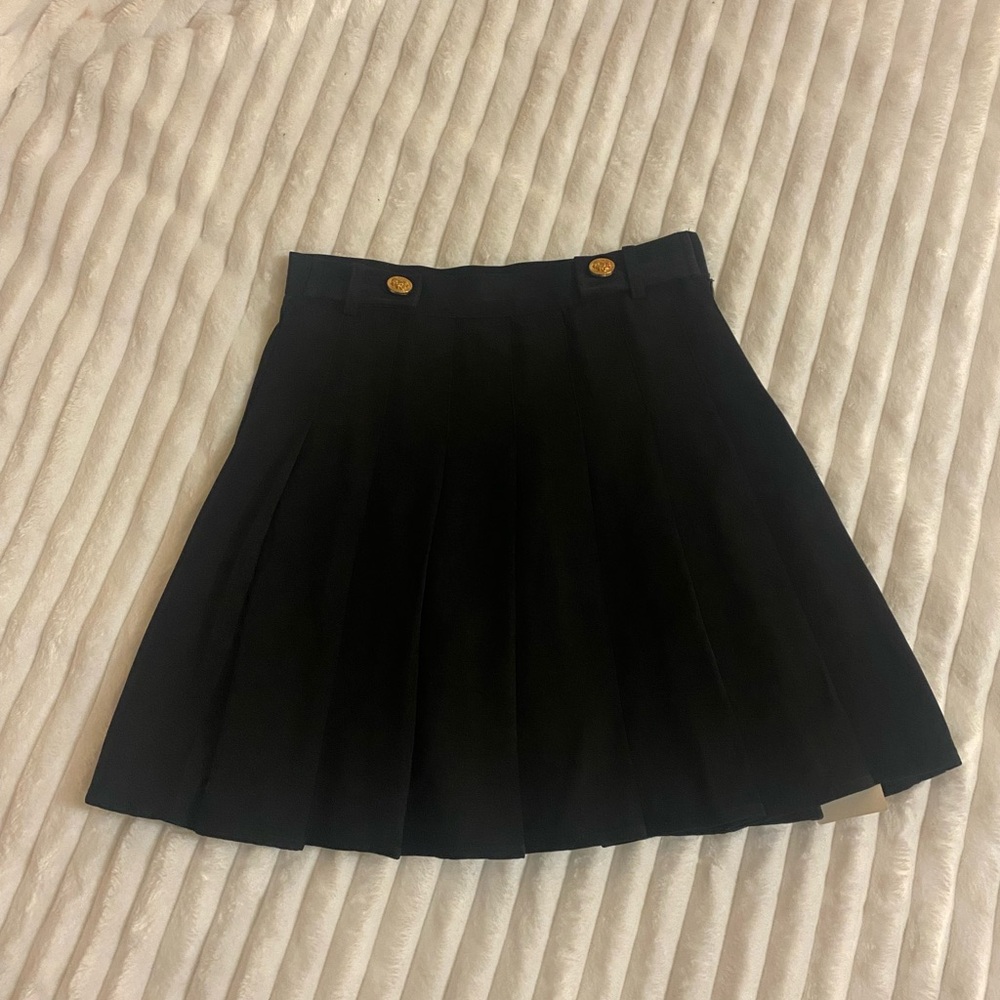 🖤 Elegant Black Pleated Skirt With Gold Hardware - Picture 3 of 4